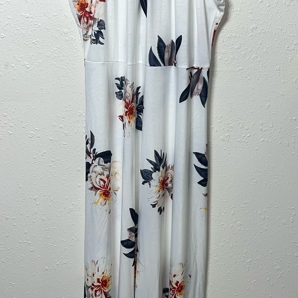 Chic Floral Maxi‎ Dress with Floral Design